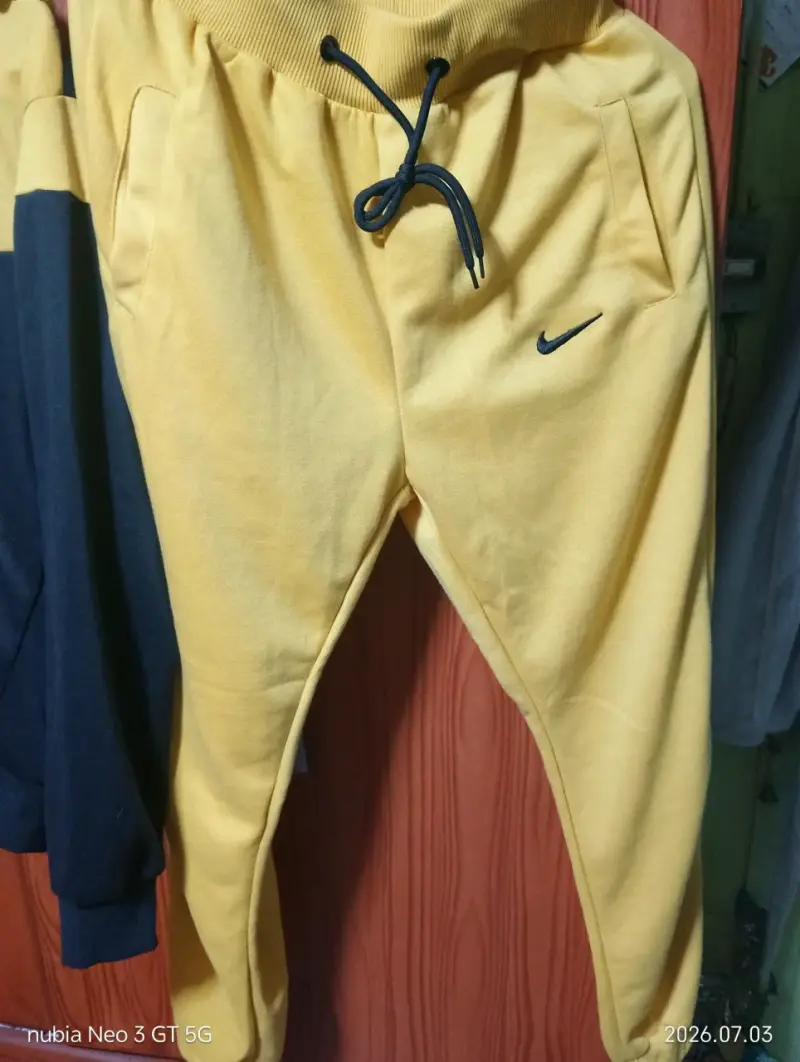 Conjunto deportivo Nike amarillo y negro - 3