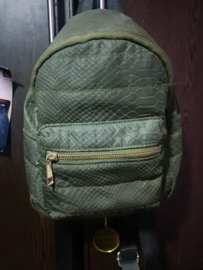 Mochila verde estilo reptil con bolsillo frontal - miniatura 1