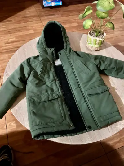 Chaqueta verde con capucha - miniatura 2