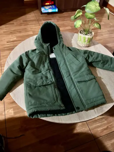 Chaqueta verde con capucha - miniatura 3