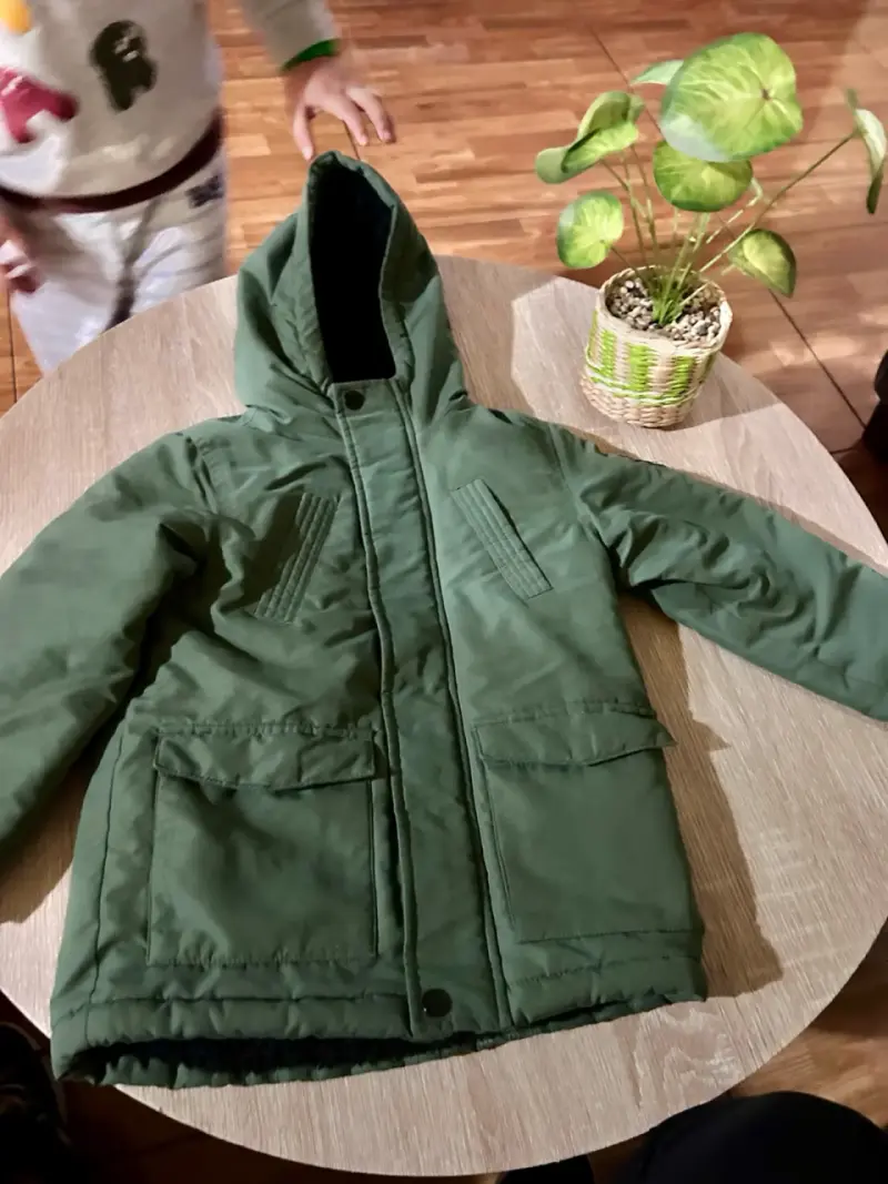 Chaqueta verde con capucha - 4