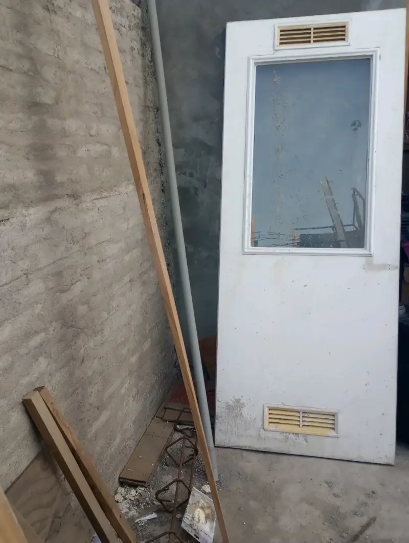 Puerta de madera con vidrio y ventilación - 1