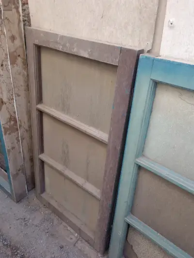 Puerta de madera con vidrio y ventilación - miniatura 2