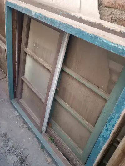 Puerta de madera con vidrio y ventilación - miniatura 3