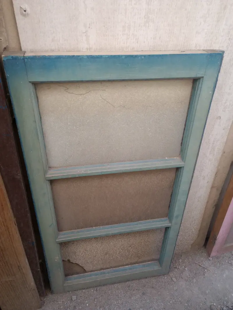 Puerta de madera con vidrio y ventilación - 4