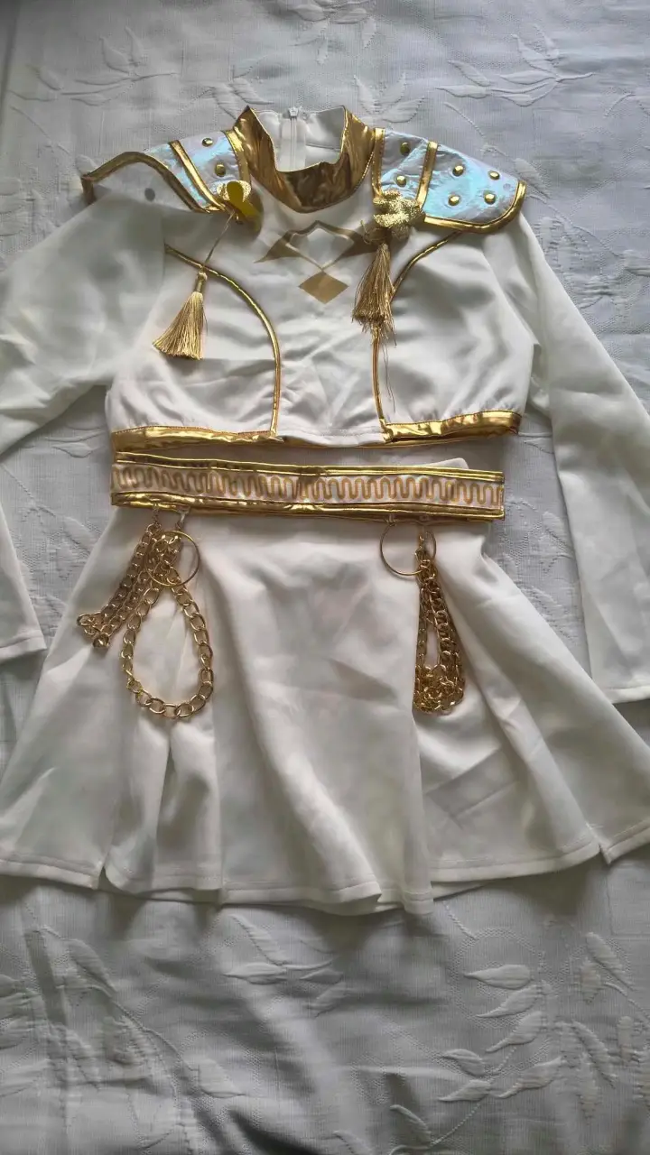 Disfraz guerreras kpop blanco con detalles dorados