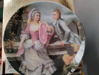 Plato decorativo con diseño clásico - miniatura 1