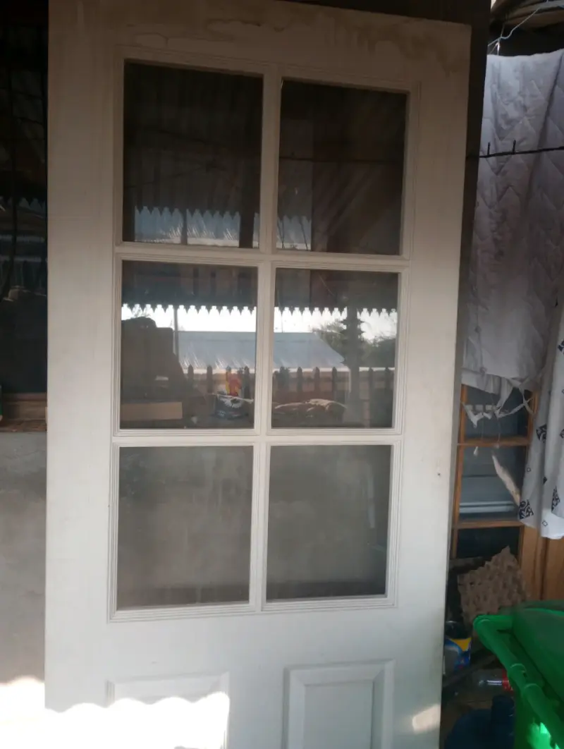 Puerta de madera con vidrio estilo clásico