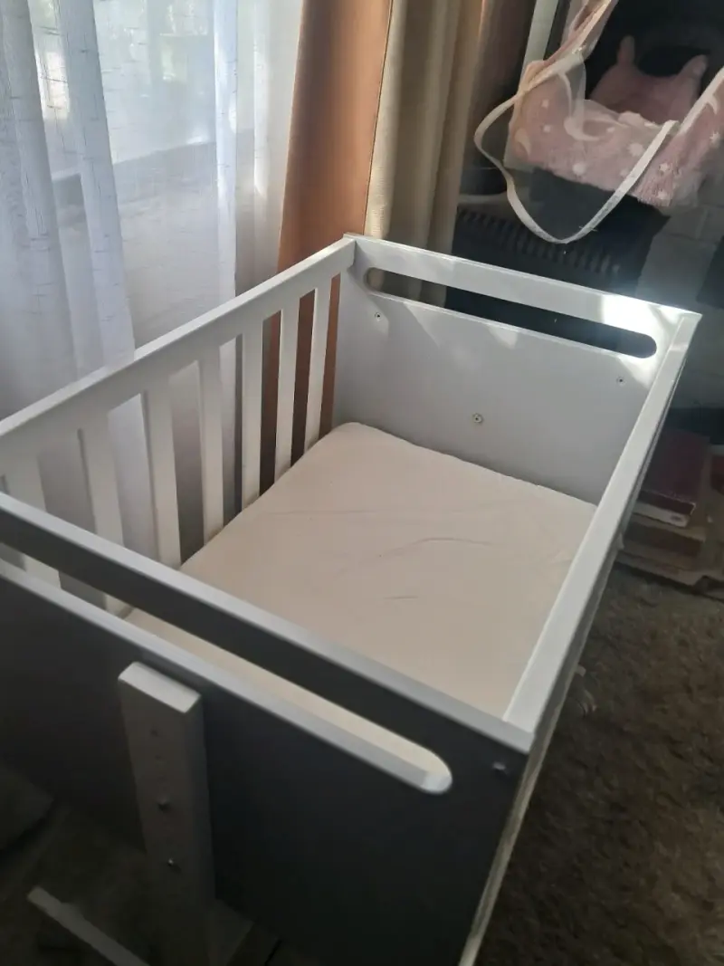 Cuna de madera blanca ajustable para bebé - 1