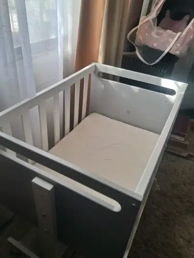 Cuna de madera blanca ajustable para bebé - miniatura 1