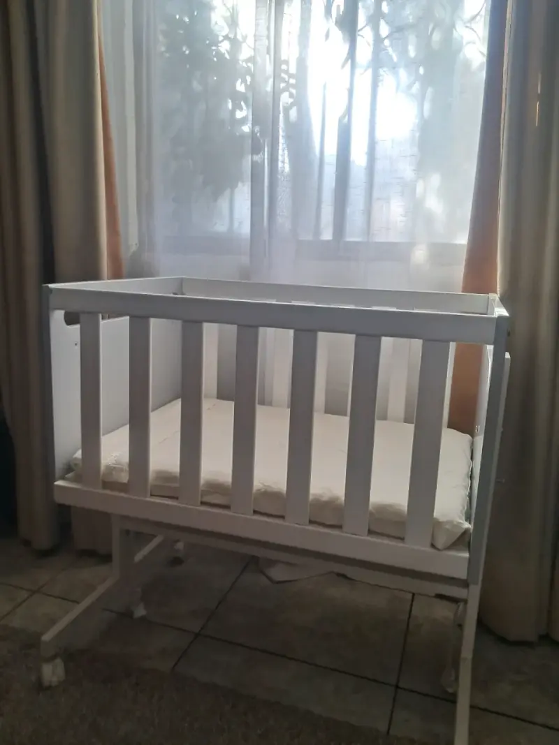 Cuna de madera blanca ajustable para bebé - 2
