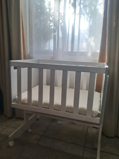 Cuna de madera blanca ajustable para bebé - miniatura 2
