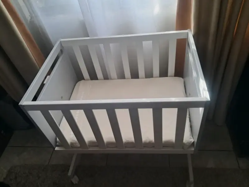 Cuna de madera blanca ajustable para bebé - 3