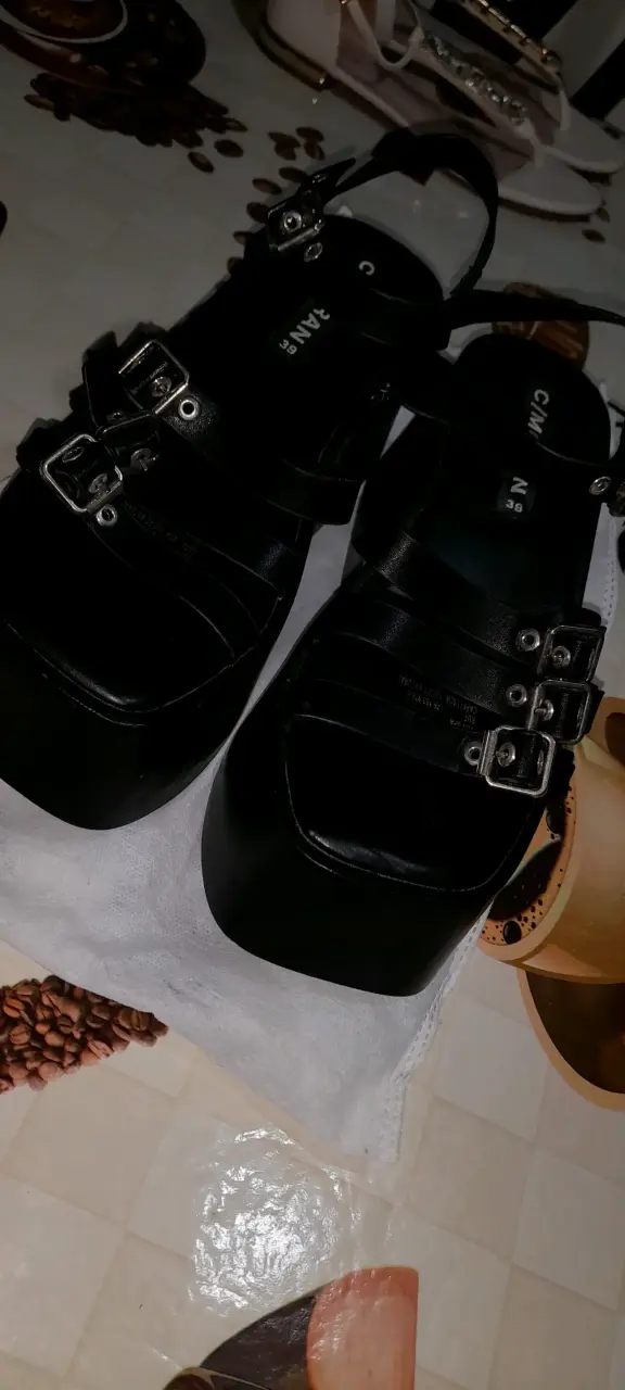Sandalias negras con plataforma y hebillas - 1