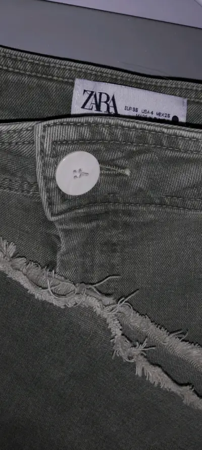 Jeans Zara verde claro desgastados - miniatura 2