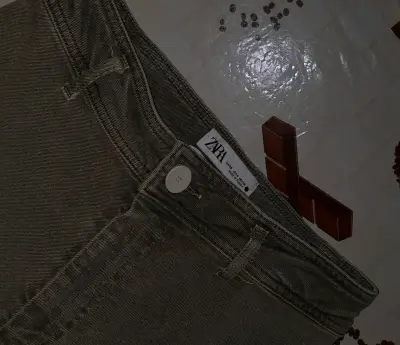 Jeans Zara verde claro desgastados - miniatura 3