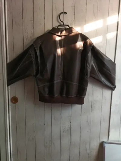 Chaqueta de polyester marrón. - miniatura 1