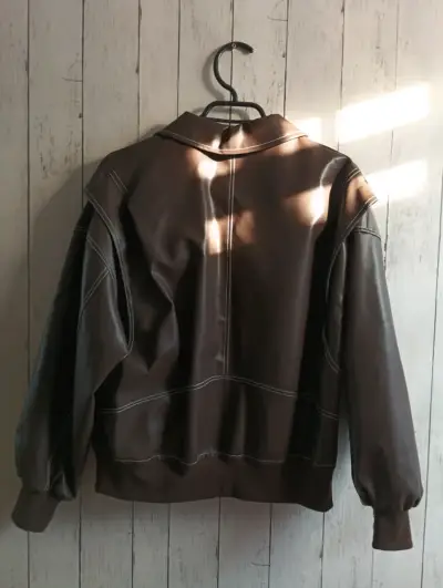 Chaqueta de polyester marrón. - miniatura 2