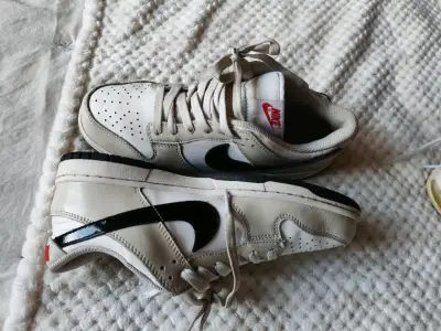 Zapatillas Nike Dunk Low blancas y negras - miniatura 2