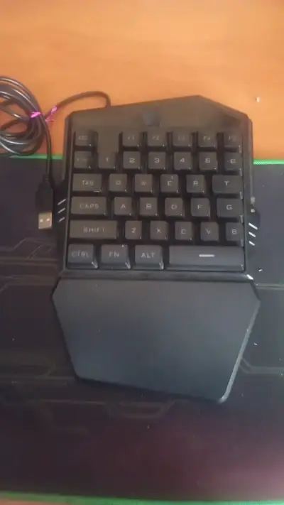 Teclado mecánico para gaming USB compacto - miniatura 1