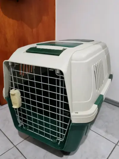 Kit para mascota: transportadora + arenero + plato - miniatura 1