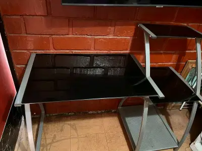 Escritorio de vidrio y metal - miniatura 1