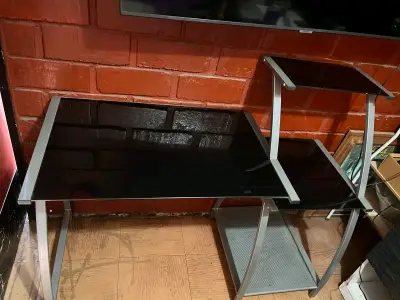 Escritorio de vidrio y metal - miniatura 2