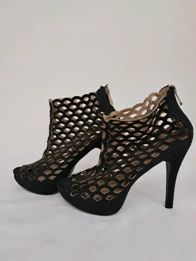 Botines de tacón alto negros calados - miniatura 1