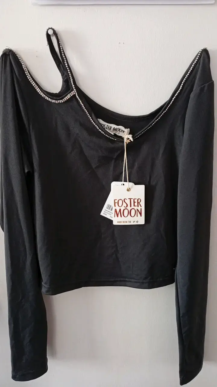 Polera negra Foster Moon con detalles brillantes