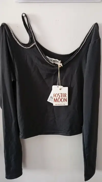 Polera negra Foster Moon con detalles brillantes - miniatura 1