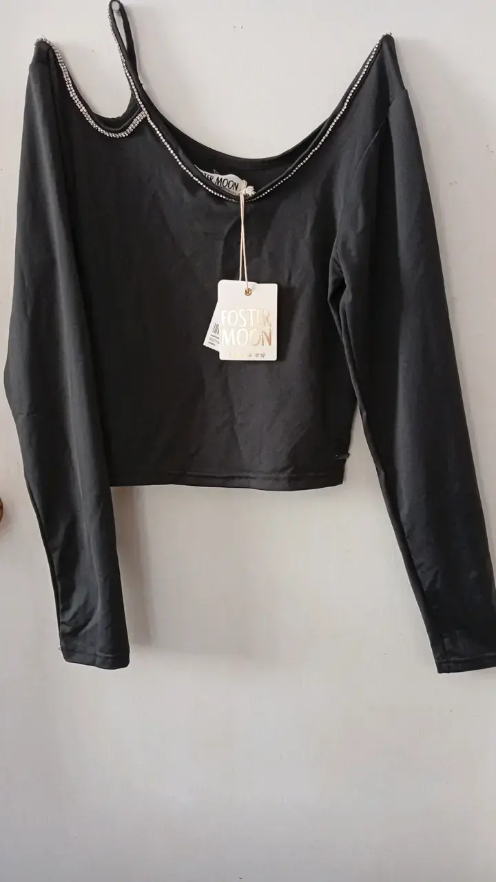 Polera negra Foster Moon con detalles brillantes - 2