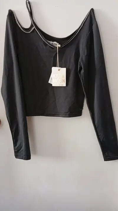 Polera negra Foster Moon con detalles brillantes - miniatura 2