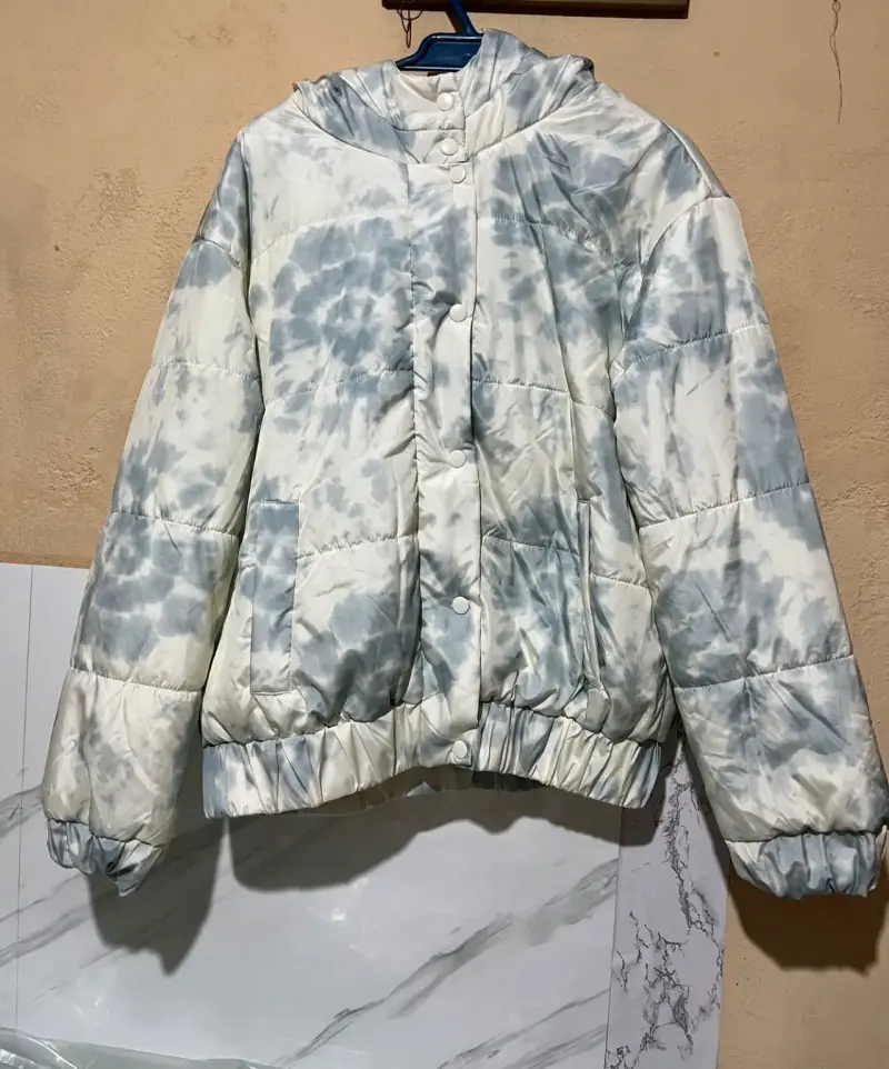 Chaqueta acolchada con capucha tie-dye - 1