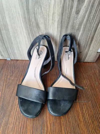 Sandalias negras Clarks de cuero - miniatura 1