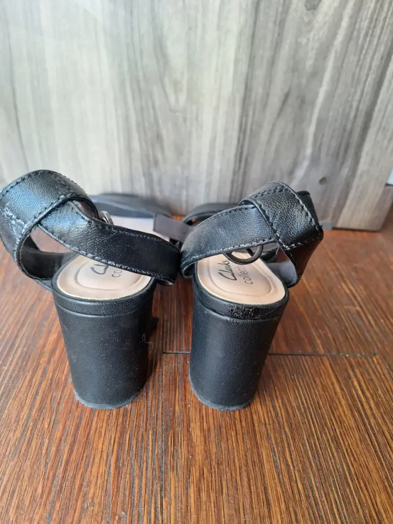 Sandalias negras Clarks de cuero - 2