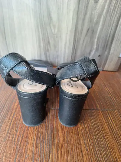 Sandalias negras Clarks de cuero - miniatura 2