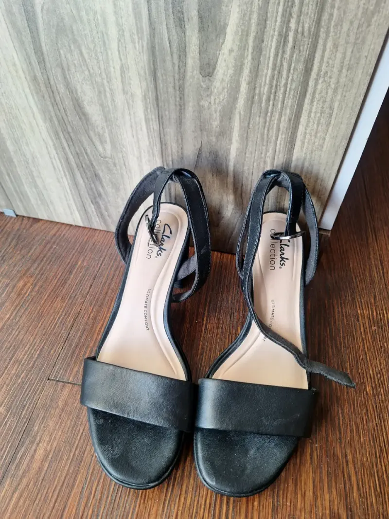 Sandalias negras Clarks de cuero - 3