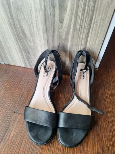 Sandalias negras Clarks de cuero - miniatura 3