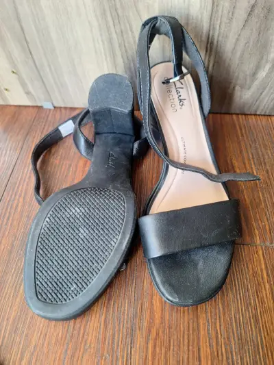 Sandalias negras Clarks de cuero - miniatura 4