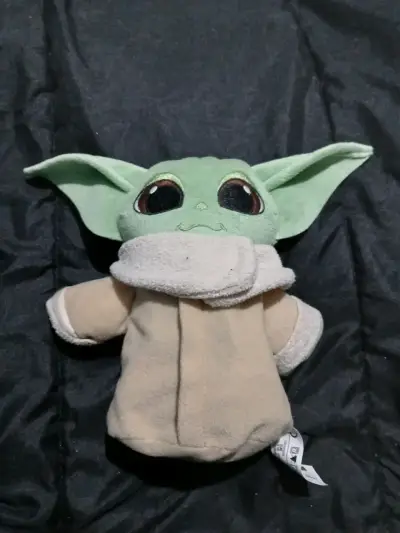 Peluche Baby Yoda con manta temática - miniatura 2