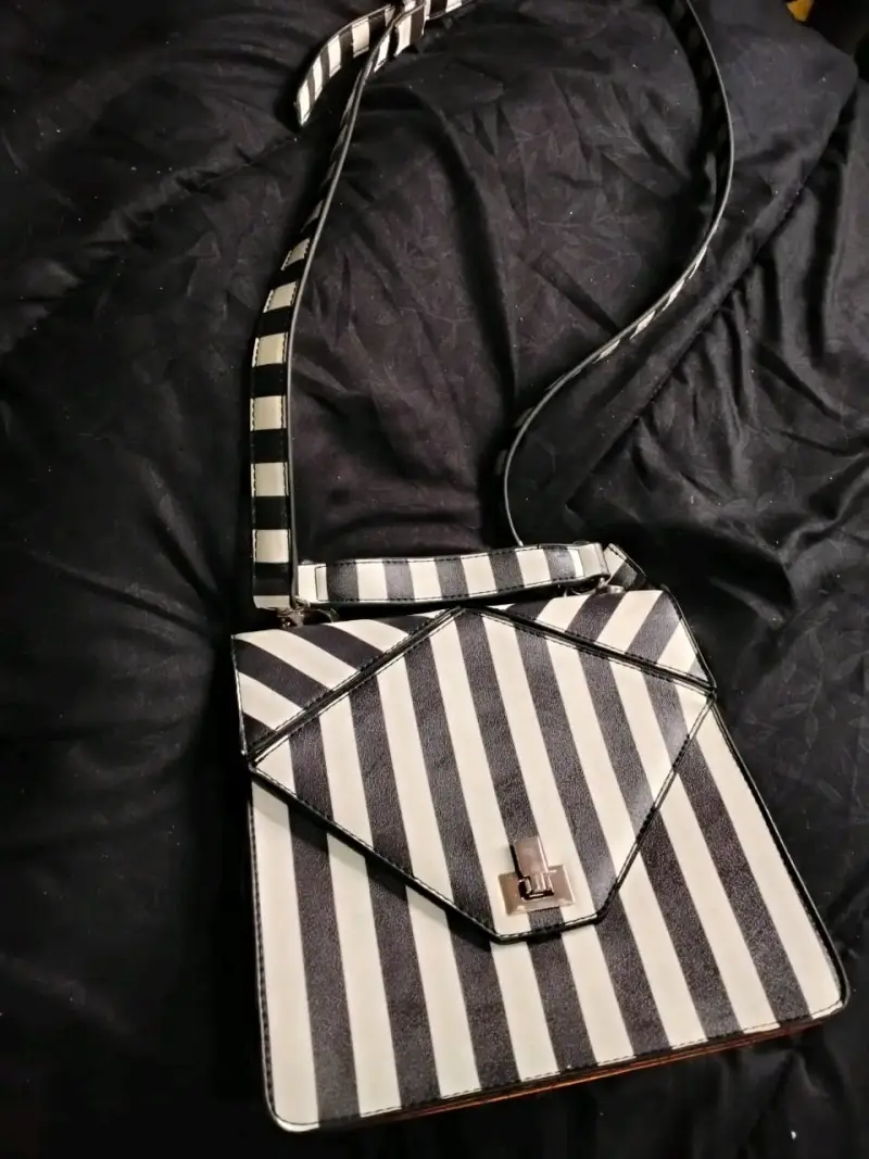 Cartera de rayas blanco y negro elegante - 1
