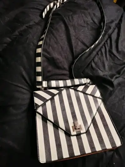 Cartera de rayas blanco y negro elegante - miniatura 1