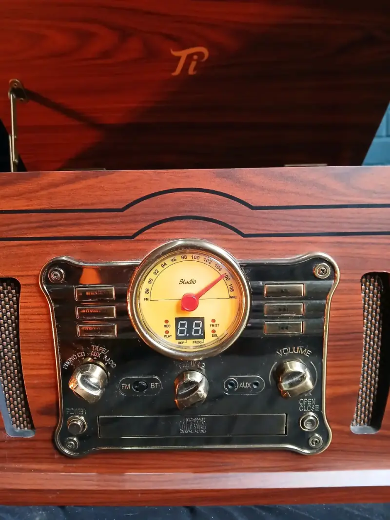 Tocadiscos vintage de madera con radio - 3