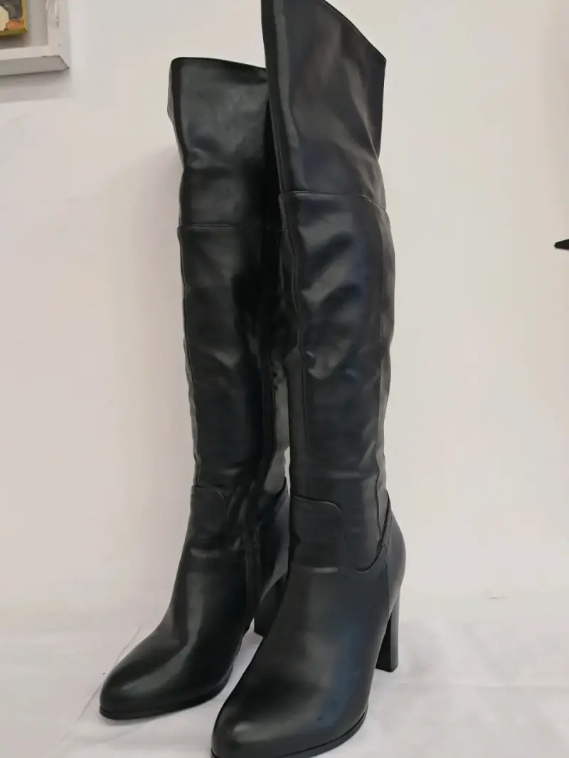 Botas largas de cuero negro con tacón alto - 1