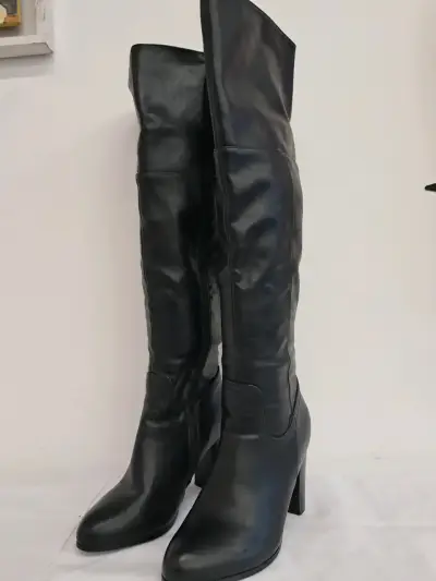 Botas largas de cuero negro con tacón alto - miniatura 1