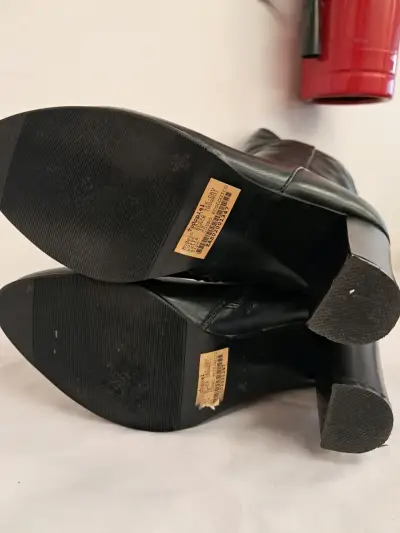 Botas largas de cuero negro con tacón alto - miniatura 2