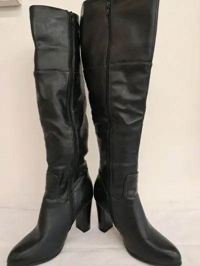 Botas largas de cuero negro con tacón alto - miniatura 3