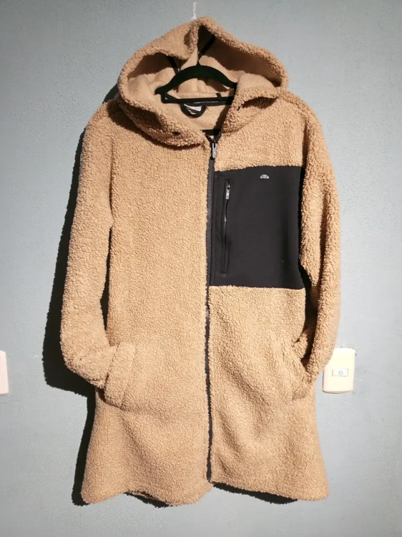 Abrigo de lana con capucha beige y bolsillo negro - 1
