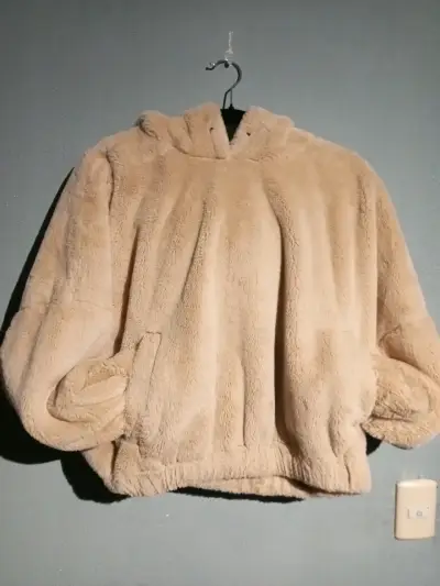 Abrigo de lana con capucha beige y bolsillo negro - miniatura 5