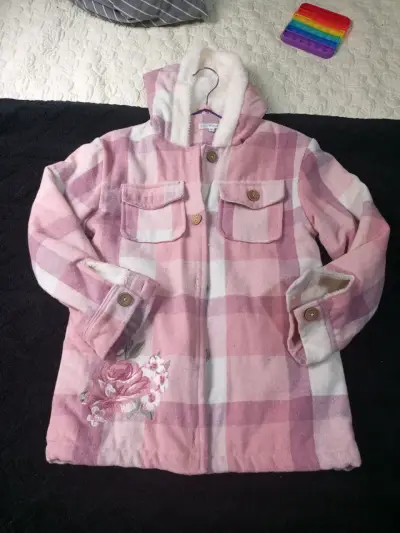 Abrigo de lana con capucha beige y bolsillo negro - miniatura 6